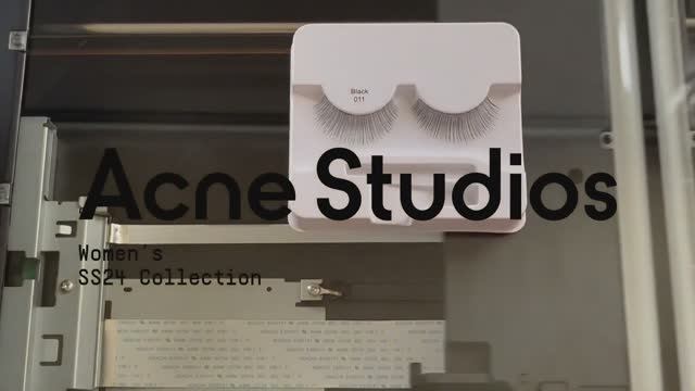 Показ женской коллекции Acne Studios весна-лето 2024 смотреть онлайн