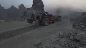 Непрерывный поток техники в пакистанском карьере. И ночью и днём