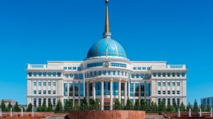 100 казахстанских школьников прогулялись по Акорде и получили подарки от президента