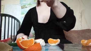 опять мы с Авророй готовим салат. вкусный. летний. и для взрослых, даже для похудения. и покажу заод