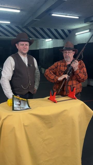 Вместе с Джонни Фёрстом обсуждаем lever action rifles в стрелковом центре «Калибр»