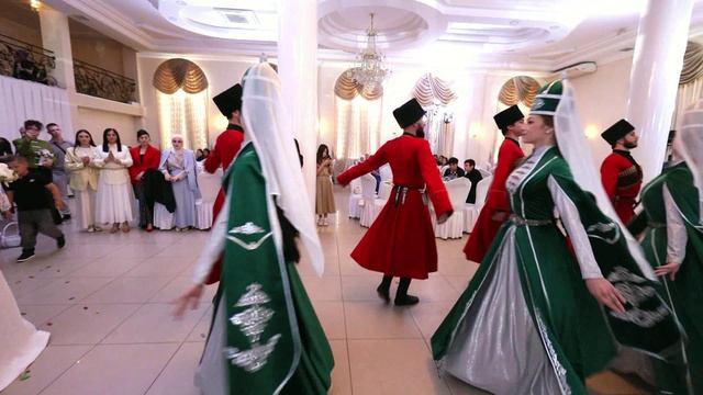Невеста входит в зал в сопровождении ансамбля 