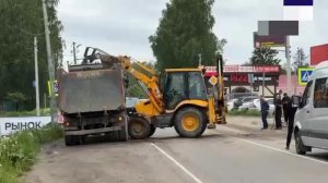 Грузовик с навозом въехал в здание магазина и опрокинул содержимое кузова на BMW в Ленобласти.