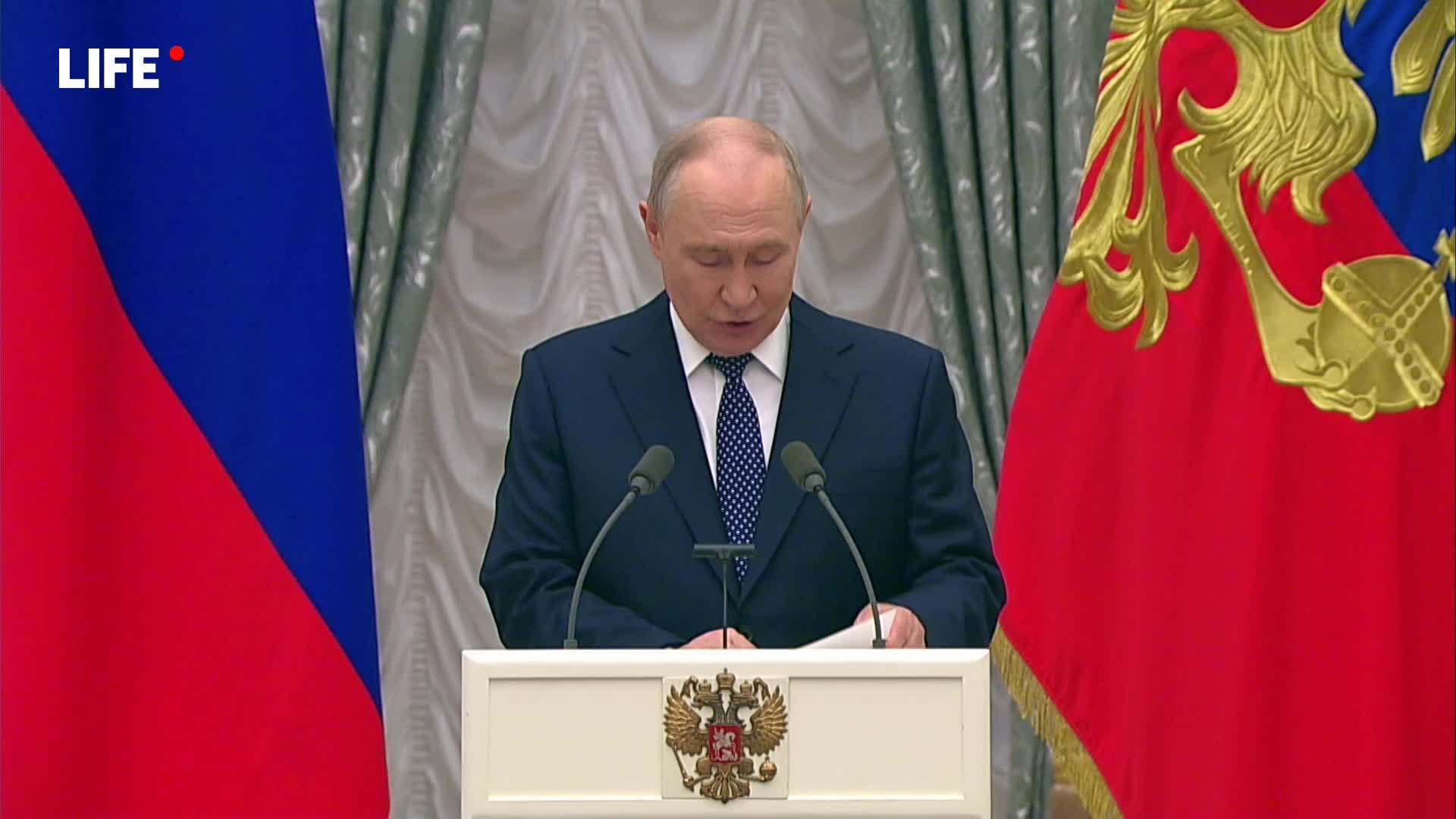 Путин вручает ордена 