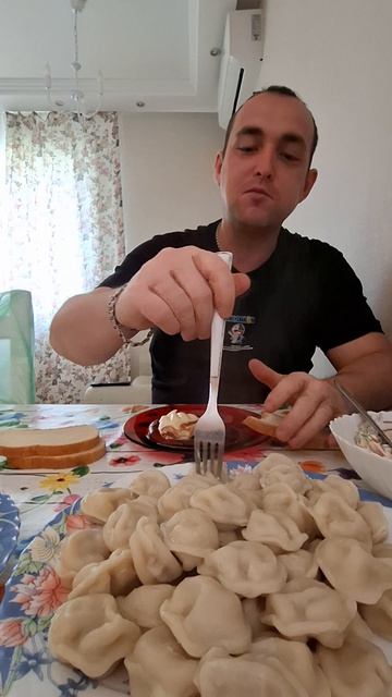 на обед пельмешки и летний салат