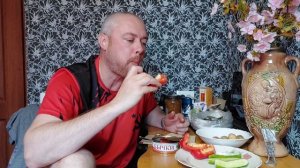 Бычки в томатном соусе, картошка в мундирах,  копчёная килька и овощи. Мукбанг