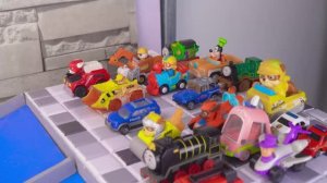 Видео с игрушками для детей — Человек-паук, Паровозик Томас и Тачки Маккуин скатываются в воду!