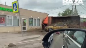 В Ленобласти золотую BMW завалило навозом.

Грузовик, перевозивший нечистоты, врезался в здание