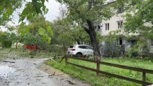 В Геническе Херсонской области дрон ВСУ ударил по жилому кварталу.