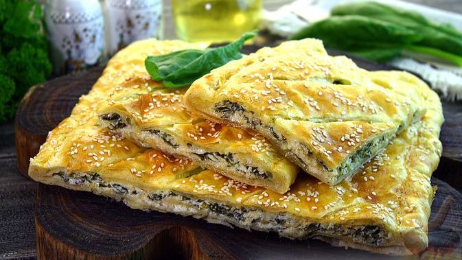 ПИРОГ СО ШПИНАТОМ И СЫРОМ, ИЗ СЛОЁНОГО ТЕСТА