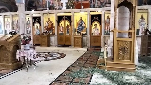 Сухая трава на полу в сербском храме. Троица в Сербии