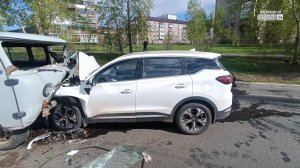 Два водителя пострадали при лобовом столкновении на улице Приморской в Братске