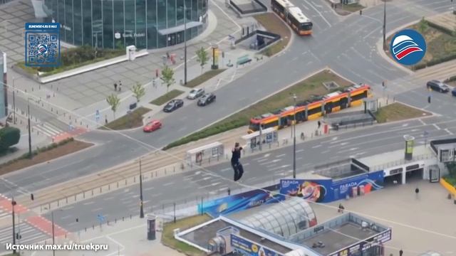 Канатоходец прошел по стропе между высочайшими зданиями Польши