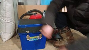 Установка защелок на рыболовный ящик.