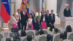 Путин наградил орденами «Мать-героиня» и «Родительская слава» девять многодетных семей