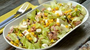 САЛАТ С ТУНЦОМ, ФЕТОЙ, КУКУРУЗОЙ И ОГУРЦОМ
