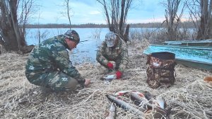 НАДО ЕХАТЬ ПРОВЕРЯТЬ СЕТИ. ЩУКИ СКРУЧИВАЮТ ХОБОТ СЕТИ В ВЕРЕВКУ. НАМ ВЕЗЁТ В РЫБАЛКЕ КАК И ВСЕГДА.