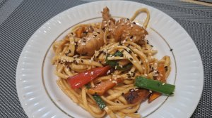 очень быстрый и вкусный ужин. Лапша удон с овощами и куриной грудкой 🔥