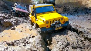 RC Cars Застряли в Глубокой Грязи! 😱 Jeep Wrangler и Двойное Спасение Лебедкой