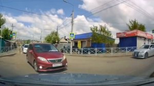 Чуть было не было,а знак уступи дорогу для кого?