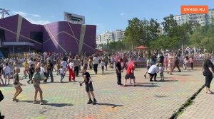 Кинотеатр «Хабаровск» отметил свой день рождения фестивалем красок холи