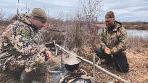 ПОСТАВИЛИ СЕТИ НА НОВОЕ МЕСТО И СРАЗУ ХОРОШИЙ УЛОВ РЫБЫ. УХА НА КОСТРЕ. ВЕСНОВКА НА ОСТРОВЕ.