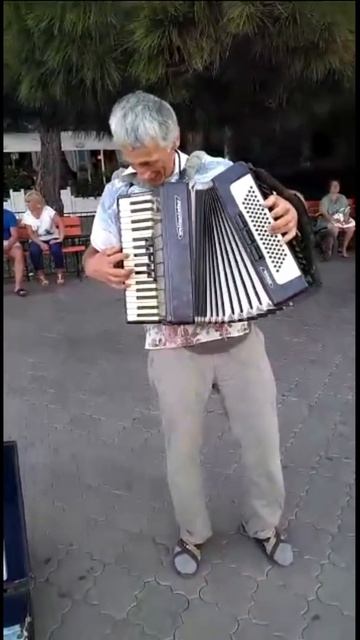 Душевно играет!