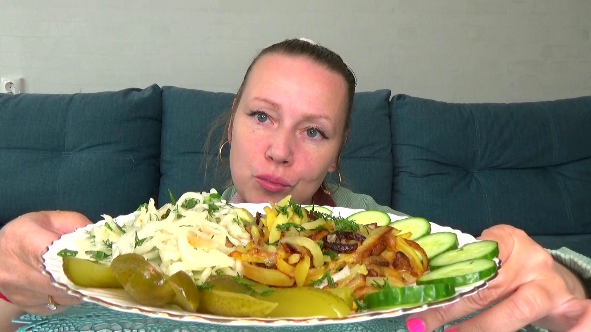 Мукбанг вкуснее не придумаешь.Жареная картошка, огурцы бочковые, капуста маринованная. еда вкуснота. смотреть онлайн