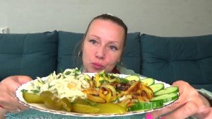 Мукбанг вкуснее не придумаешь.Жареная картошка, огурцы бочковые, капуста маринованная. еда вкуснота.