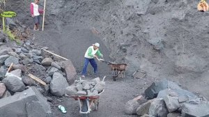 Строительство, шахтёры добывают песок в карьере