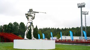 Пятиметровый биатлонист появился в Центре зимних видов спорта в Ханты-Мансийске