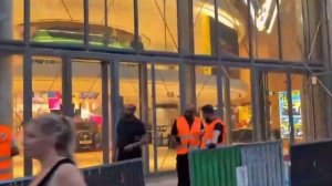 ⚡️Вот так заколачивали Париж перед финалом Лиги чемпионов из-за угрозы погромов, — СМИ.

Бутики и ма