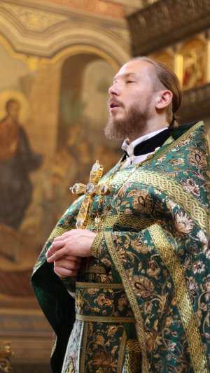 Прокимен Великий : Кто Бог ве́лий, я́ко Бог наш?/ Ты еси́ Бог, творя́й чудеса́.