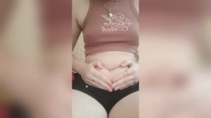 пью литр воды и играю с животиком