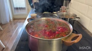 Воскресное утро. Готовлю борщ, пеку блины. Поездка в стоматологию.