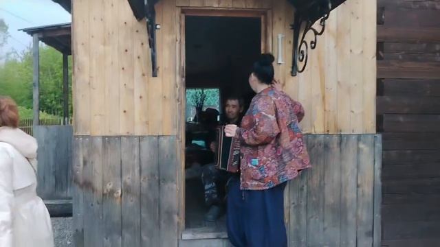 Мироныч играет на баяне.