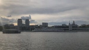 ЮРВ и т/х БОРОДИНО со стороны причала Кленовый бульвар