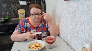 Потратила 45 рублей на незапланированную еду. Варенье из мороженой клубники.