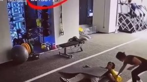 В Китае мужчина проспал 7 часов в спортзале, спортсмена сморил сон