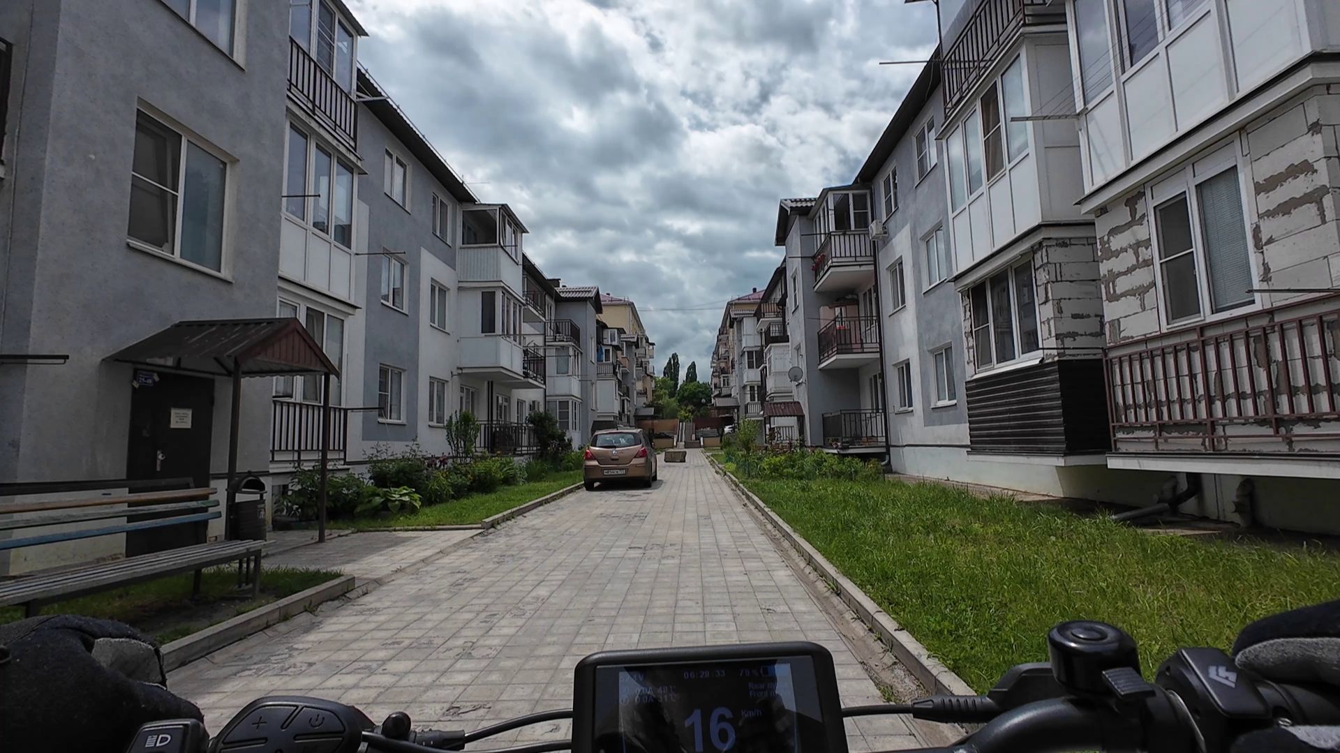 Кисловодск. Первый день лета. Жилые районы не в центре города, прогулка на электроскутере.2 часть смотреть онлайн