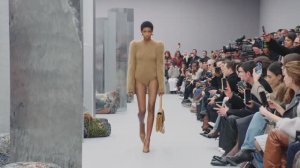 Показ женской коллекции Acne Studios осень-зима 2025-2026