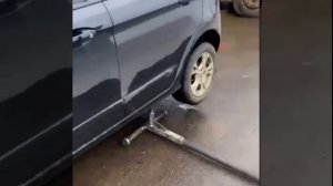 Приспособа поддомкпачивапия авто