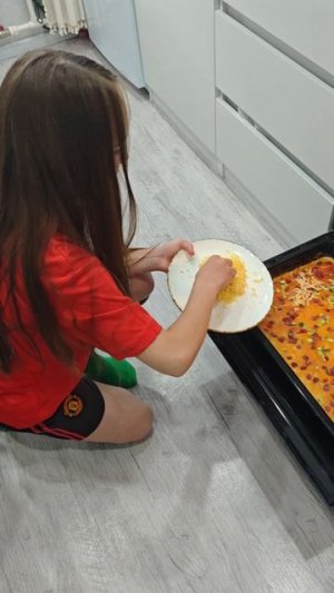 Алёна готовит пиццу