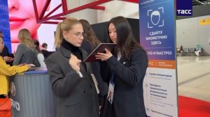 ▶️ Пассажиры проходят регистрацию на рейс по биометрии в аэропорту Шереметьево.

С работой системы п