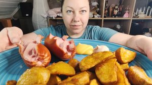 Мукбанг Сардельки с картошкой и салат.