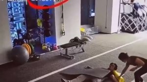 😁В Китае парень пришёл в спортзал, но уснул прямо на разминке на целых 7 часов — работники и посети