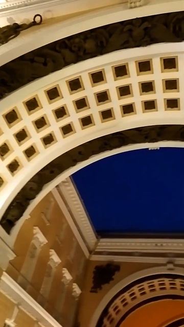 Триумфальная арка в Санкт-Петербурге строилась с 1819 по 1828 год по проекту  Карла Росси. #travel