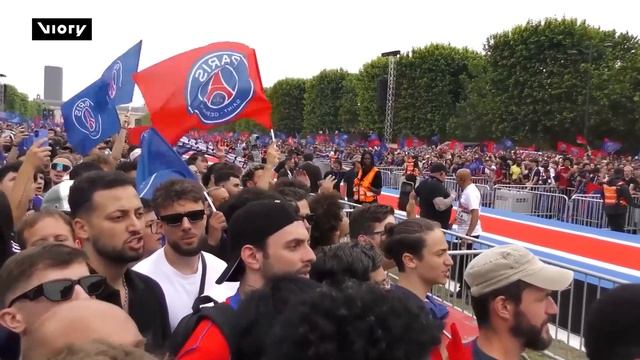 Парад ПСЖ под Эйфелевой башней после победы в Лиге чемпионов