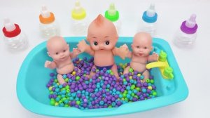 Мультики для детей и малышей. Увлекательное видео. Куколки сидят в ванной. Звуки АСМР