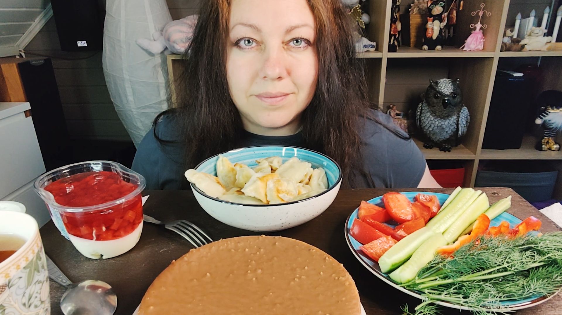 Мукбанг Вареники с картошкой и лисичками! Любимый торт с чаем! смотреть онлайн